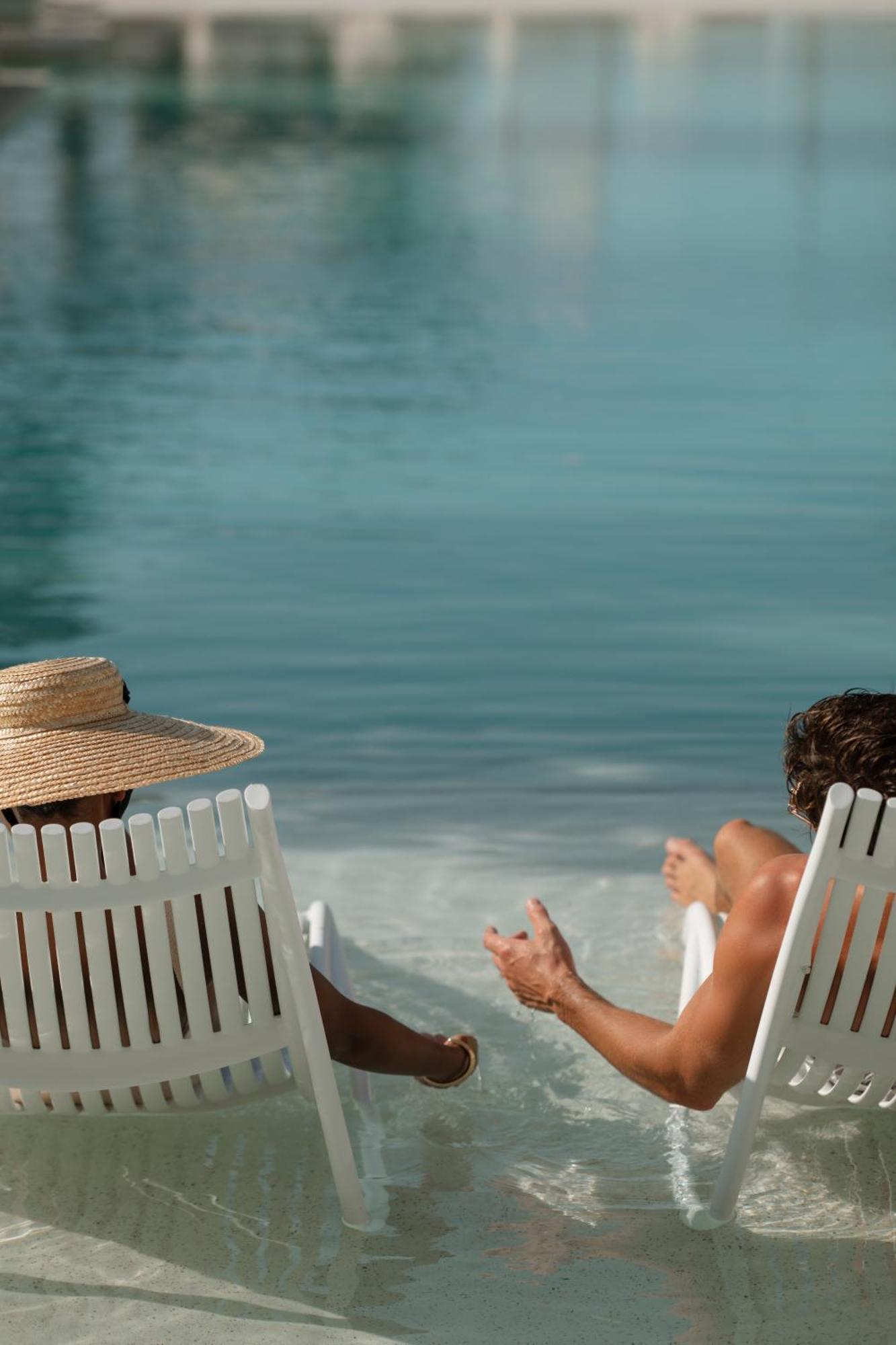 Delano Dubai At Bluewaters Hotel Luaran gambar Adirondack chair at the beach