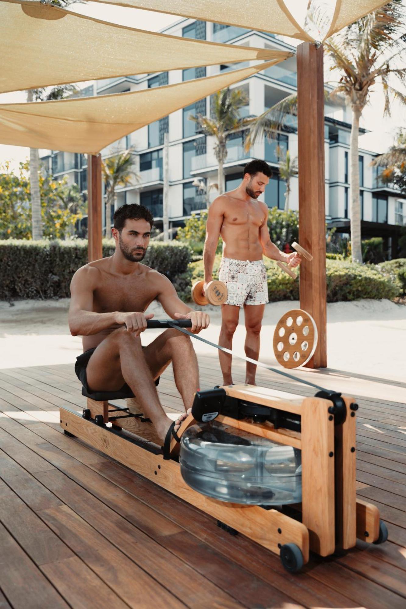 Delano Dubai At Bluewaters Hotel Luaran gambar A man using a water-resistance rowing machine